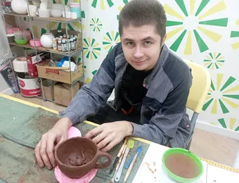 Гончарное искусство помогает Арсению выражать себя и зарабатывать на свою мечту