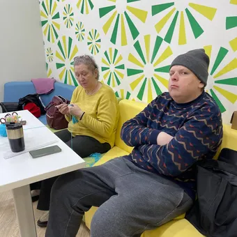 Миша не может работать по специальности из-за заболевания, но в «Добрых подарках» он нашёл своё место и работает курьером. Помогите магазину не закрыться, а Мише не потерять работу.