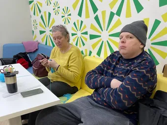 Миша не может работать по специальности из-за заболевания, но в «Добрых подарках» он нашёл своё место и работает курьером. Помогите магазину не закрыться, а Мише не потерять работу.