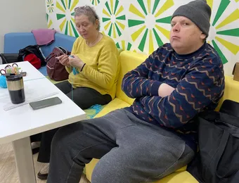 Миша не может работать по специальности из-за заболевания, но в «Добрых подарках» он нашёл своё место и работает курьером. Помогите магазину не закрыться, а Мише не потерять работу.