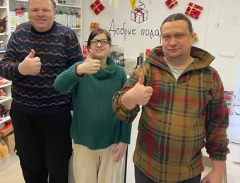 Миша не может работать по специальности из-за заболевания, но в «Добрых подарках» он нашёл своё место и работает курьером. Помогите магазину не закрыться, а Мише не потерять работу.