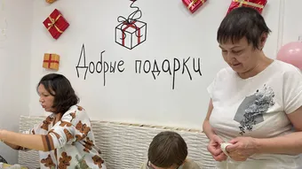 Лилия проводит мастер-классы в магазине «Добрые подарки». Поддержите магазин, чтобы Лилия и другие сотрудники с инвалидностью не потеряли возможность работать. 