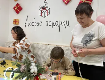 Лилия проводит мастер-классы в магазине «Добрые подарки». Поддержите магазин, чтобы Лилия и другие сотрудники с инвалидностью не потеряли возможность работать. 