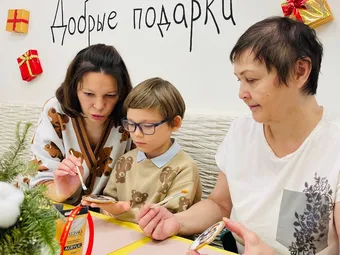 Лилия проводит мастер-классы в магазине «Добрые подарки». Поддержите магазин, чтобы Лилия и другие сотрудники с инвалидностью не потеряли возможность работать. 