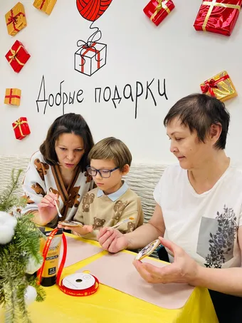 Лилия проводит мастер-классы в магазине «Добрые подарки». Поддержите магазин, чтобы Лилия и другие сотрудники с инвалидностью не потеряли возможность работать. 