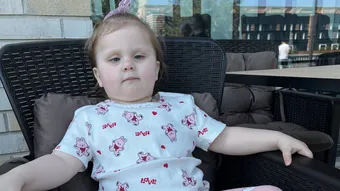 Чтобы Ева могла познавать мир на ощупь и слух, ей необходима реабилитация. Давайте поддержим Еву и её бабушку Татьяну