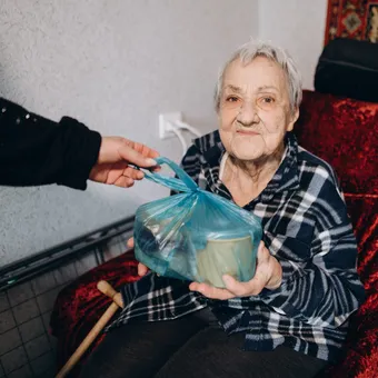 Помогите 90-летней Алле Андреевне оставаться дома и не переезжать в интернат