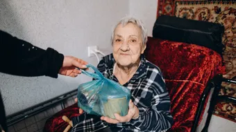 В 90 лет Алла Андреевна живёт одна и с трудом передвигается — поддержим её