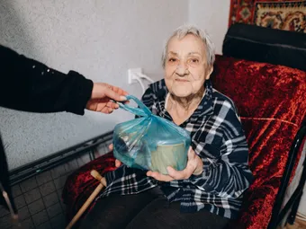 В 90 лет Алла Андреевна живёт одна и с трудом передвигается — поддержим её