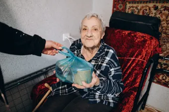 В 90 лет Алла Андреевна живёт одна и с трудом передвигается — поддержим её