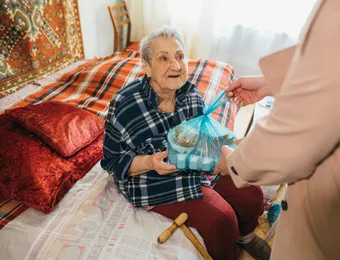 В 90 лет Алла Андреевна живёт одна и с трудом передвигается — поддержим её