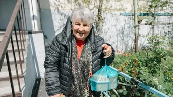 Уход за садом помогает Любови Васильевне чувствовать себя счастливой. Пожертвование поможет ей приобрести необходимые садовые инструменты