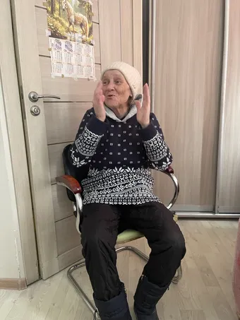 Сын Ирины помогает закрывать мамин долг, но этого недостаточно — давайте поможем Ирине восстановиться после инсульта