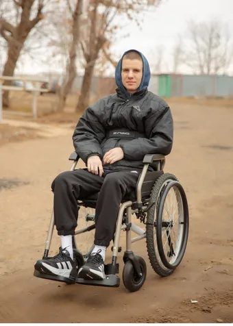 Владиславу нужно заново научиться ходить, чтобы помогать людям