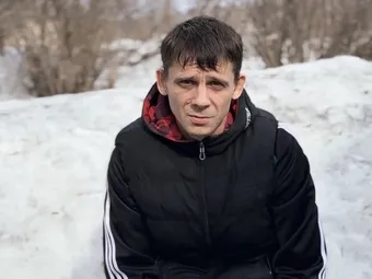 Алексей потерял конечности из-за переохлаждения. Теперь он учится жить заново и мечтает найти работу. 