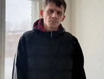 Алексей потерял конечности из-за переохлаждения. Теперь он учится жить заново и мечтает найти работу. 
