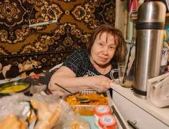 Помогите Нине Ивановне сохранить связь с окружающим миром