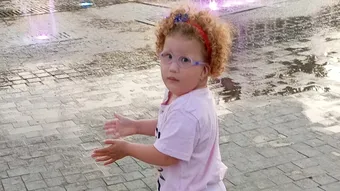 У Иры редкое хромосомное заболевание — микродупликация 15‑й хромосомы. Помогите нам оказывать профессиональную помощь