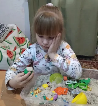 Лиза учится взаимодействовать с миром. Поддержите нашу работу