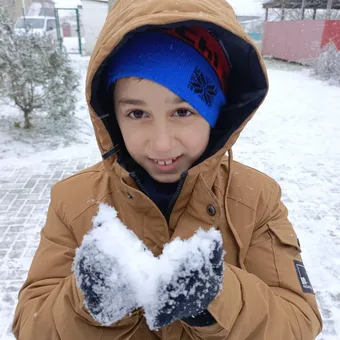 Благодаря занятиям Рамиль сумел заговорить снова. Но впереди ещё много задач, которые он не сможет решить без нашей помощи. 