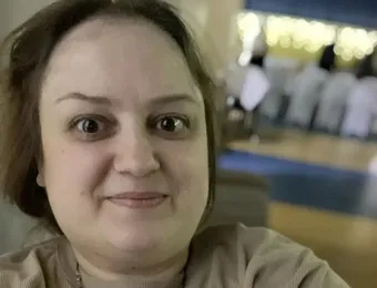  Из-за деформации ног Юлия не может пересесть на кресло самостоятельно. Давайте подарим ей шанс — электроподъёмник.