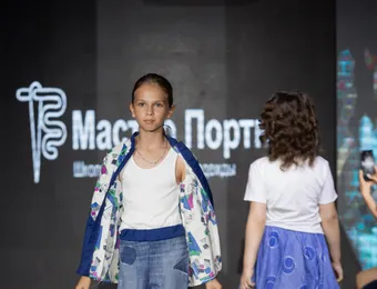 Ева учится создавать модные эскизы и наряды — поддержите её мечту