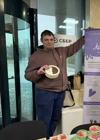 Занятия по финансовой грамотности помогли Карлену накопить на компьютер. Помогите нам продолжать занятия для ребят с инвалидностью