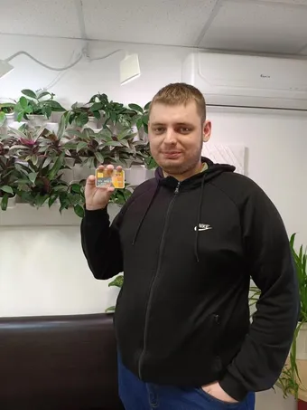 Занятия по финансовой грамотности помогли Карлену накопить на компьютер. Помогите нам продолжать занятия для ребят с инвалидностью