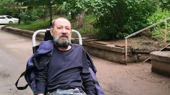 Перелом обоих бедер, травма грудной клетки и катаракта. Позвольте нам продолжить помогать Сергею