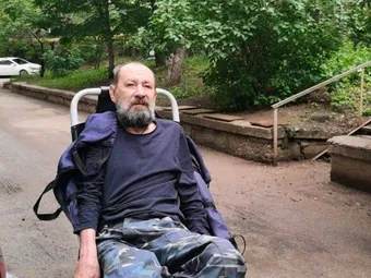 Перелом обоих бедер, травма грудной клетки и катаракта. Позвольте нам продолжить помогать Сергею