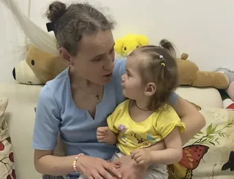 Маше нужна помощь, чтобы начать ходить и обнять маму