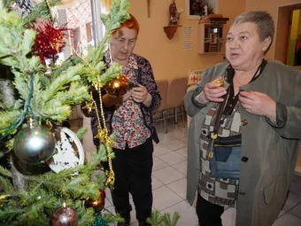 Одинокая пожилая женщина нуждается в вашей поддержке — помогите