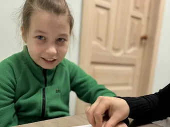 Петь песни наизусть и быть самостоятельной