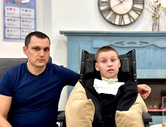 Максиму 12 лет, у него поражен мозг, но реабилитация дарит ему надежду на самостоятельное будущее