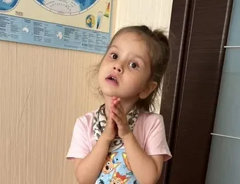 Полине нужно пройти курс реабилитации для борьбы с последствиями редкого заболевания