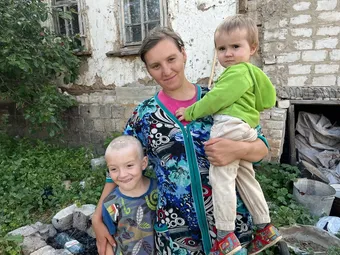 Даше нужна юридическая помощь, чтобы оформить документы для себя и своих детей